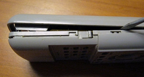 Защелки корпуса пульта ДУ