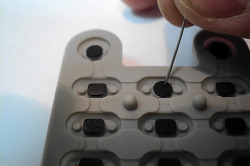 Наклейка пятачков для пульта ДУ